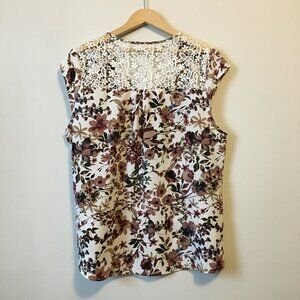 Cleo Floral Metal T Clasp Chain and Lace Sleeveless Blouse